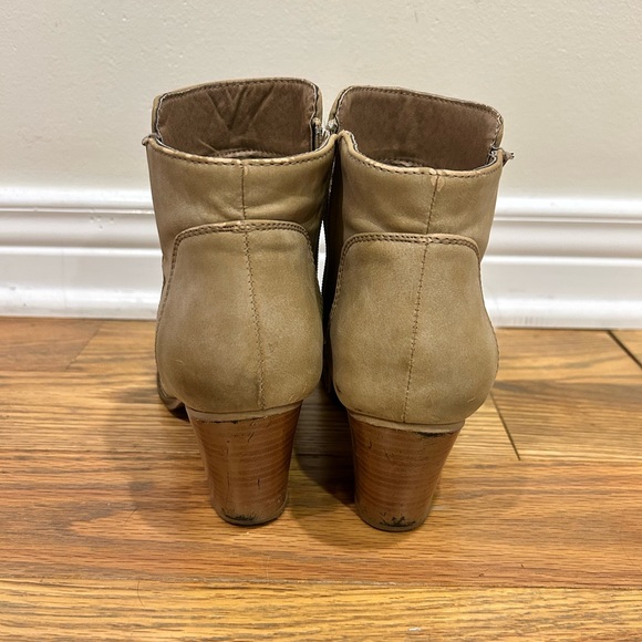 Women’s 2inch heel Tan faux leather ankle boots. - Picture 4 of 4